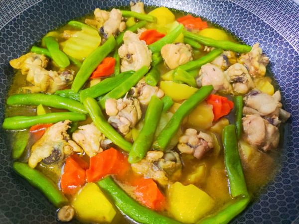 咖喱土豆鸡块盖浇饭