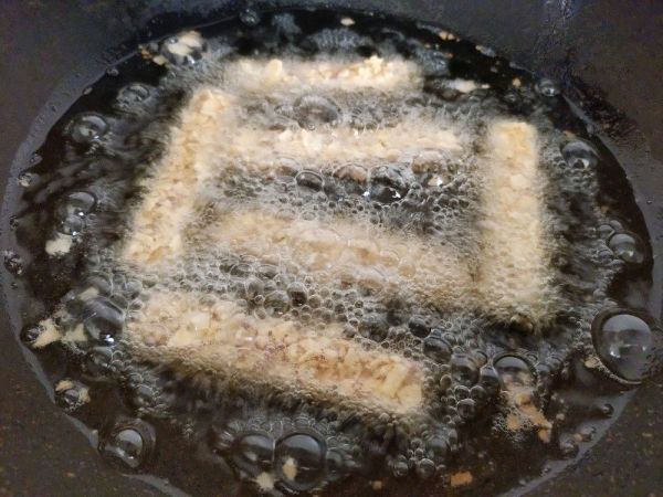 看世界杯吃薯片午餐肉