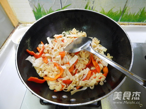 红椒炒豆皮的做法