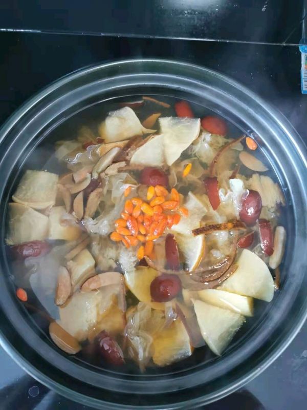 红枣银耳炖雪梨