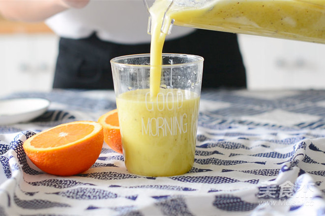 酸甜可口猕猴桃香蕉橙汁