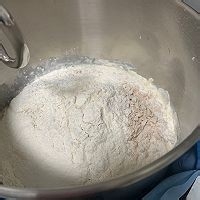 在家制作美味的奶油卷