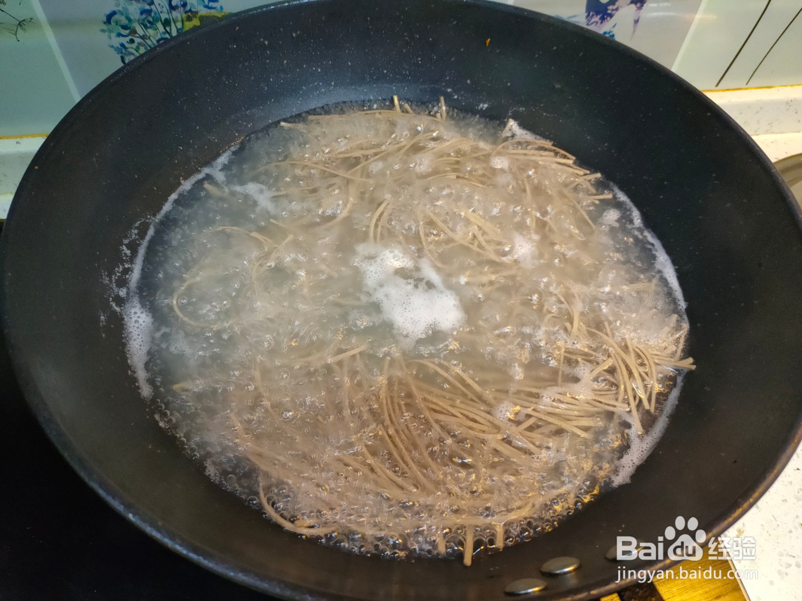 西红柿鸡蛋炒荞麦面的做法