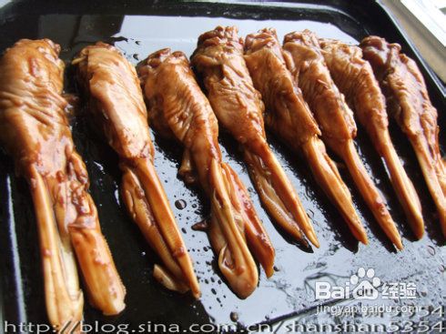 蒜香烤鸭下巴的做法