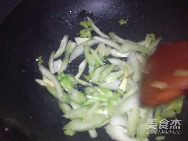 西芹炒肉的做法