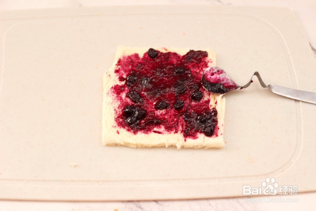 香蕉蓝莓吐司卷的做法