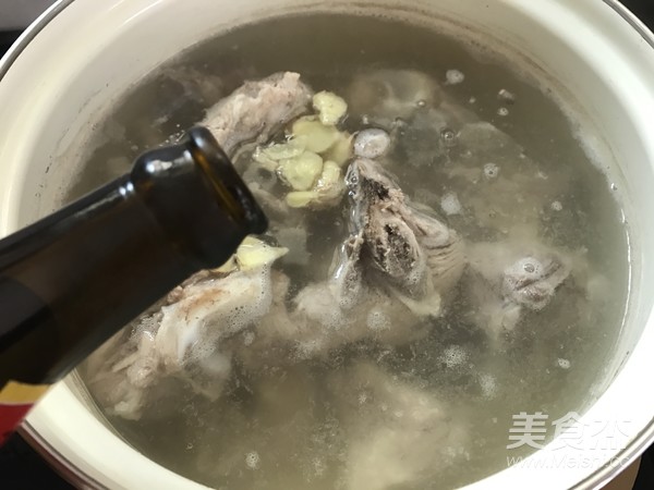 鲜香猪骨炖萝卜