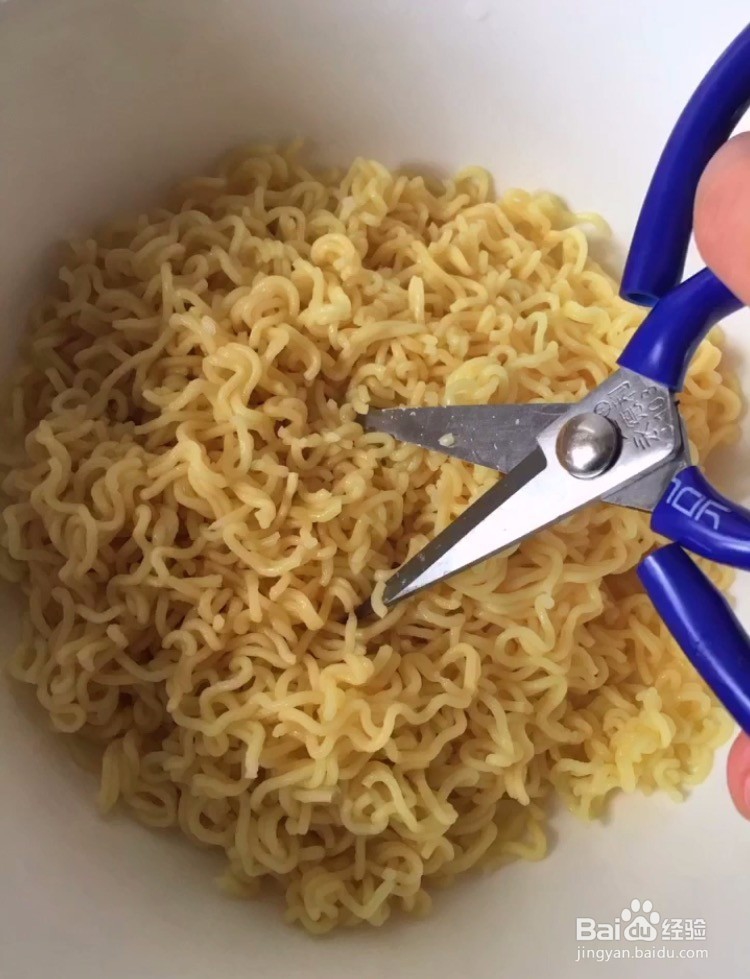 鸡蛋泡面饼的做法