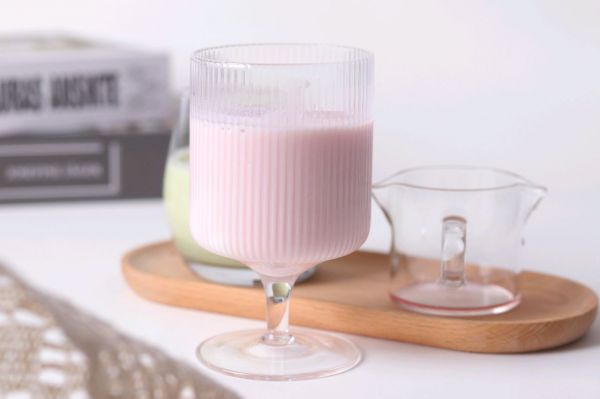 蔓越莓牛油果混合奶昔