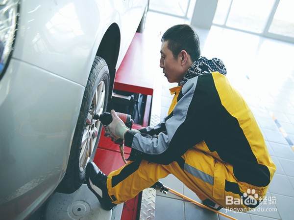 汽车的刹车片怎么检查？