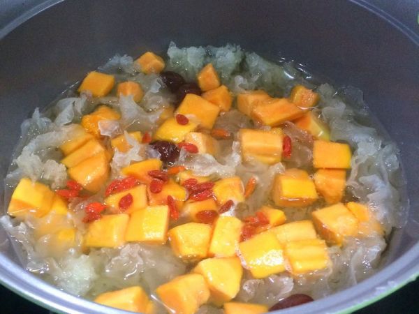 红枣木瓜炖雪耳