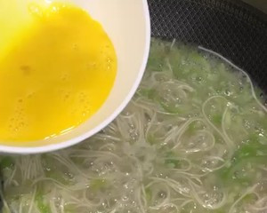 丝瓜鸡蛋面条的做法