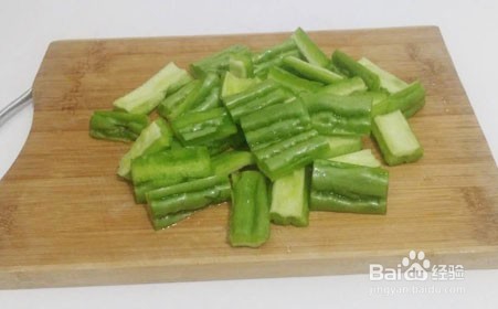 如何简单的做广式靓汤，苦瓜胡萝卜玉米猪骨汤