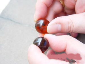 怎样用眼简易分辨琥珀真假