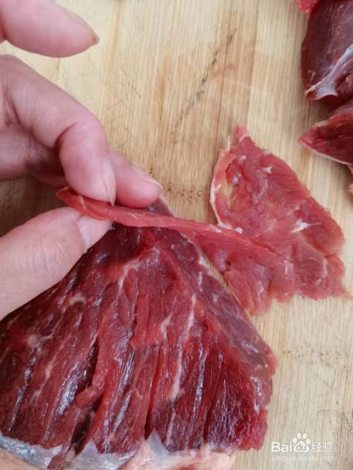 牛肉清水冲洗,逆纹理切成薄片.