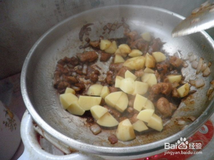红烧五花肉焖米饭的做法
