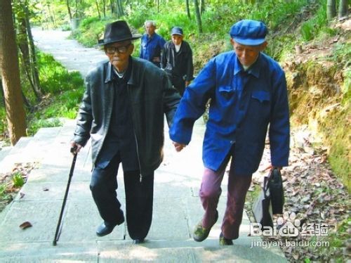 老年人春季爬山的注意事项