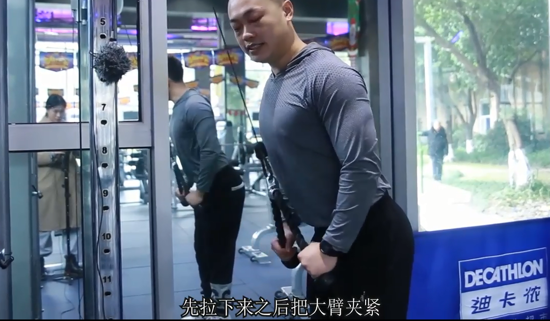 增肌干货:绳索下压,锻炼肱三头肌