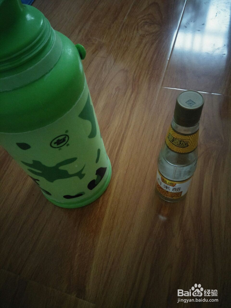长久使用的热水瓶的底部有一层水垢怎么办