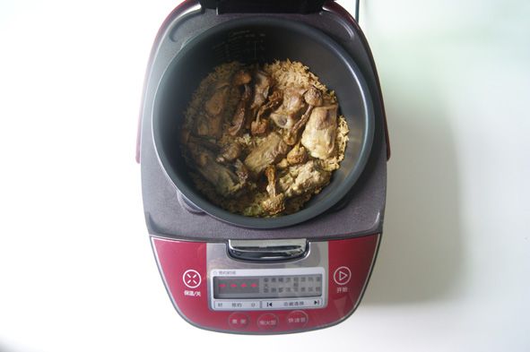 姬松茸排骨煲仔饭