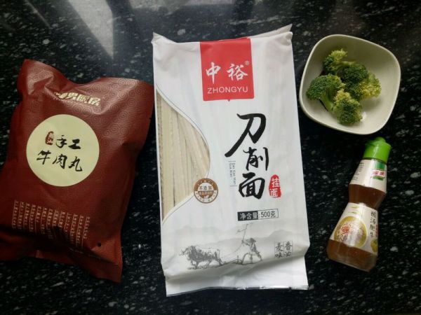 酸辣牛肉丸刀削面#10分钟早餐大挑战#