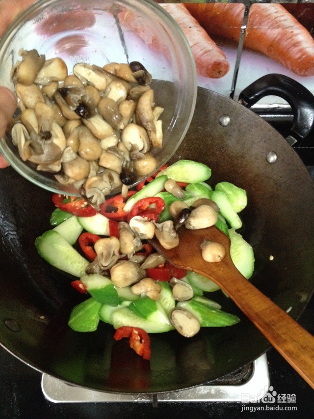 草菇滑炒青瓜的做法