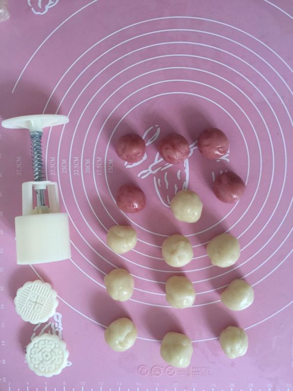 板栗馅儿冰皮月饼