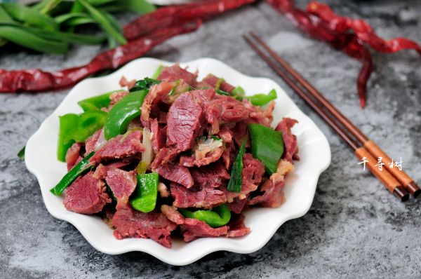 回锅牛肉炒青椒蒜苗