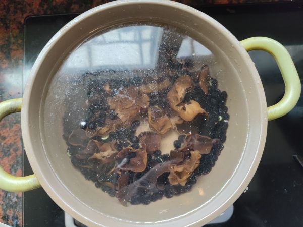 黑豆木耳猪尾汤