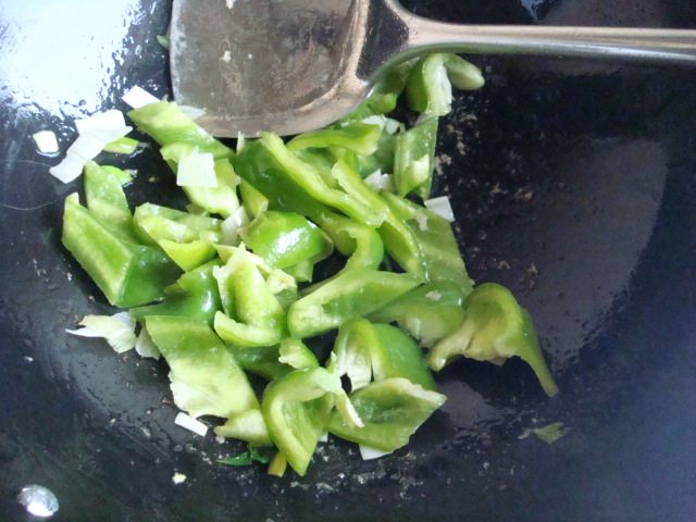 肉炒青椒木耳最简单的做法，快来学学吧！