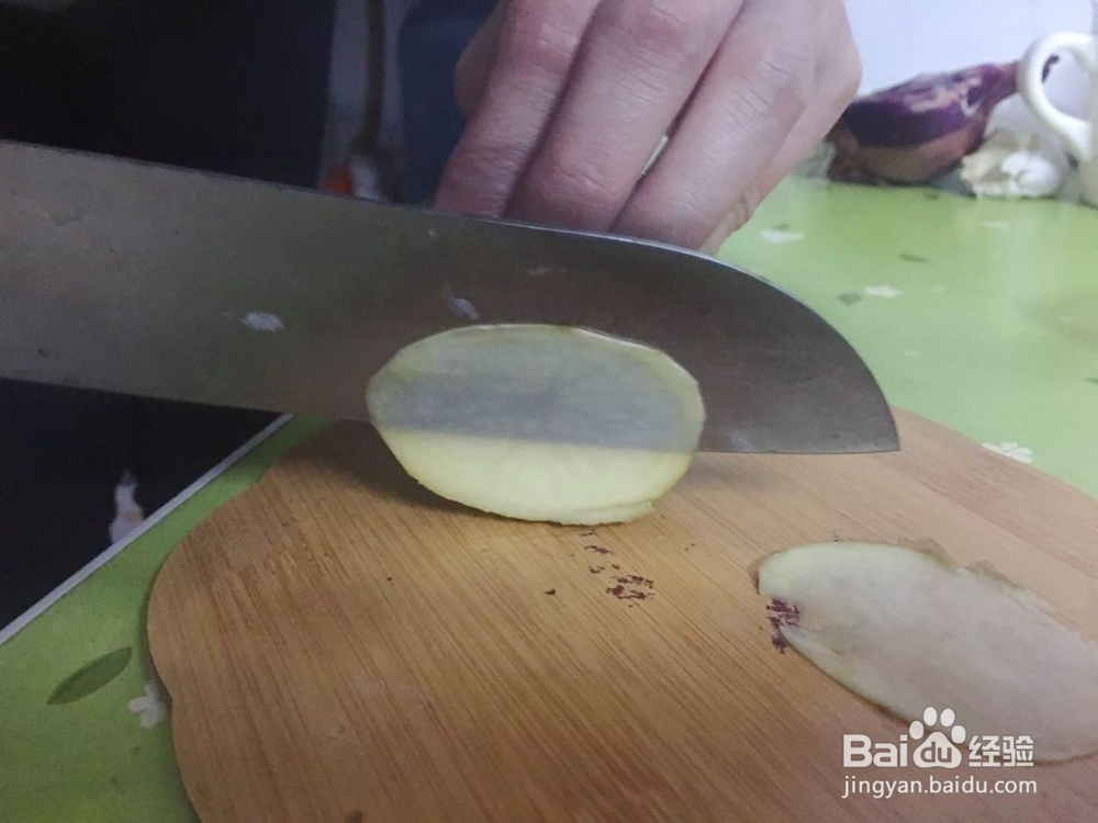 土豆片去黑眼圈