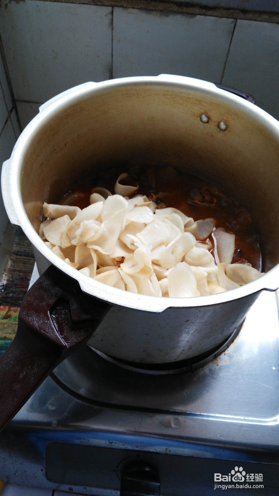 腊蹄子火锅的做法