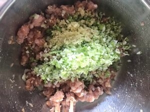 健康养生佳品芹菜肉馅饺子的做法