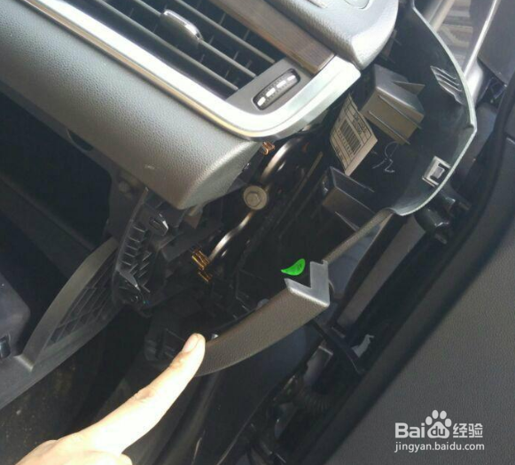 别克威朗更换空调滤芯安装教程