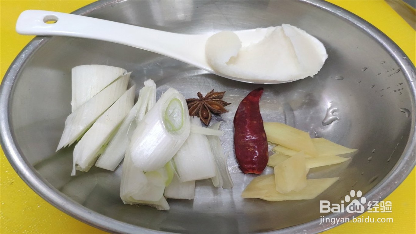 如何制作焖烧鲫鱼？