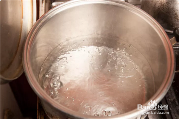 如何洗掉衣服上的油渍？4种有效方法