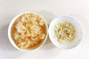 美食汤羹--补品板栗银耳百合汤