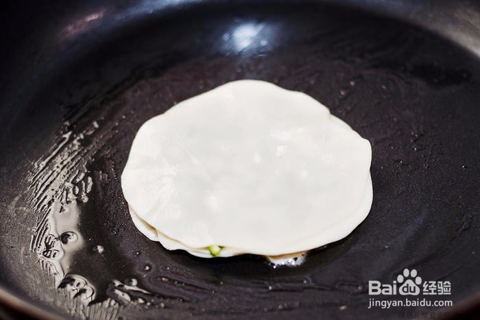 怎样用饺子皮做葱花油饼？