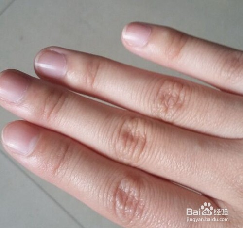 如何涂出漂亮的指甲
