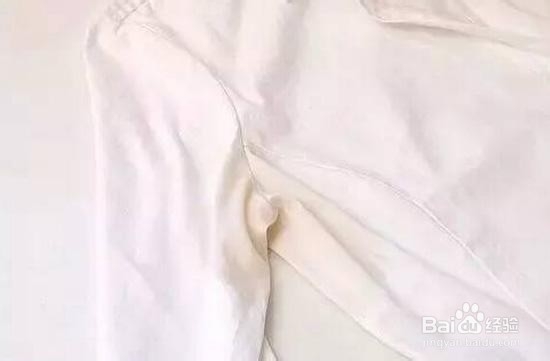 白颜色的衣服该怎么进行洗涤。