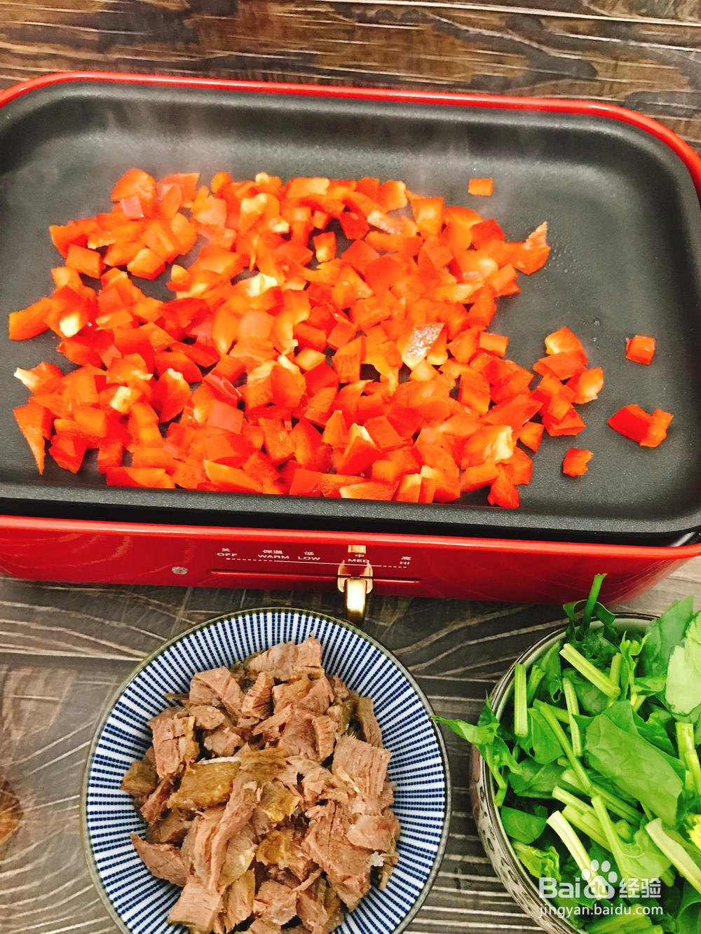 一个人做牛肉彩椒菠菜炒饭