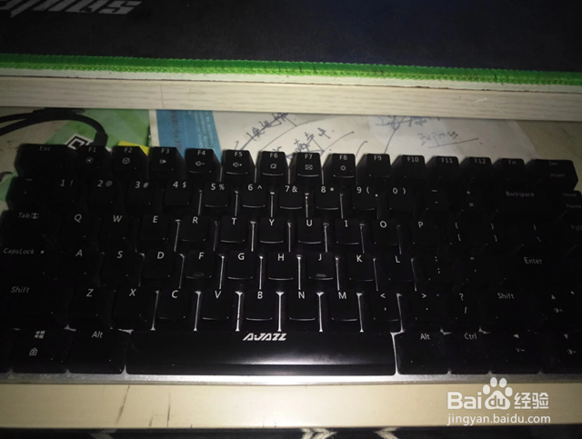 键盘上的彩灯怎么关掉