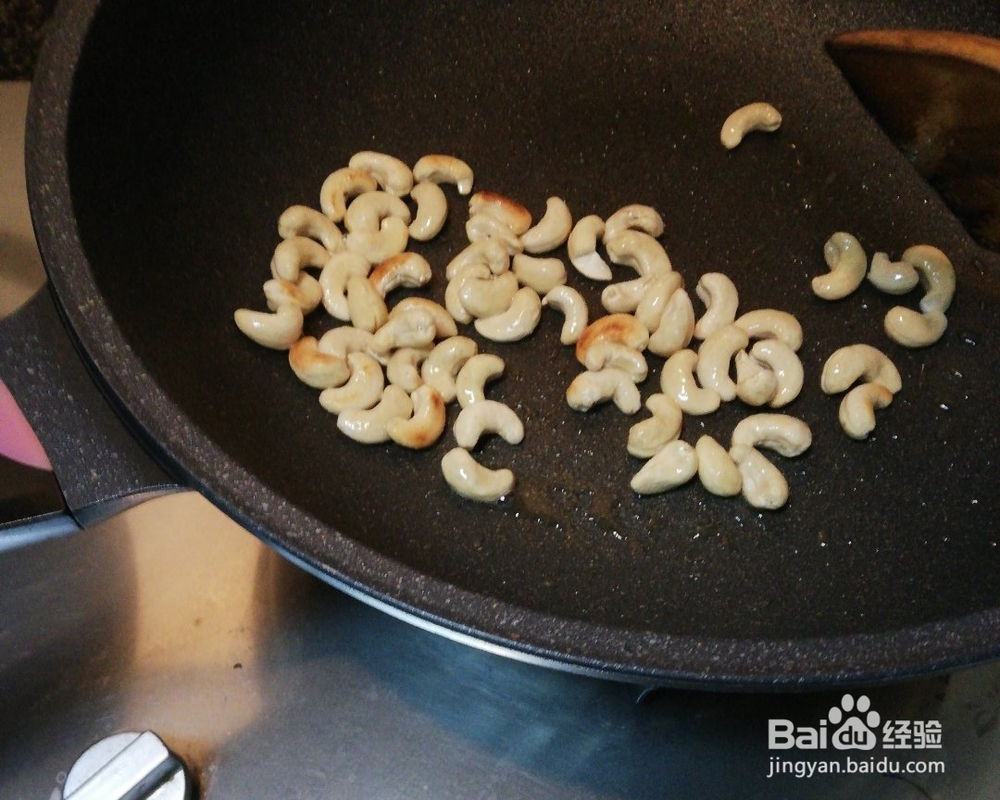 在家也能做的西芹炒腰果