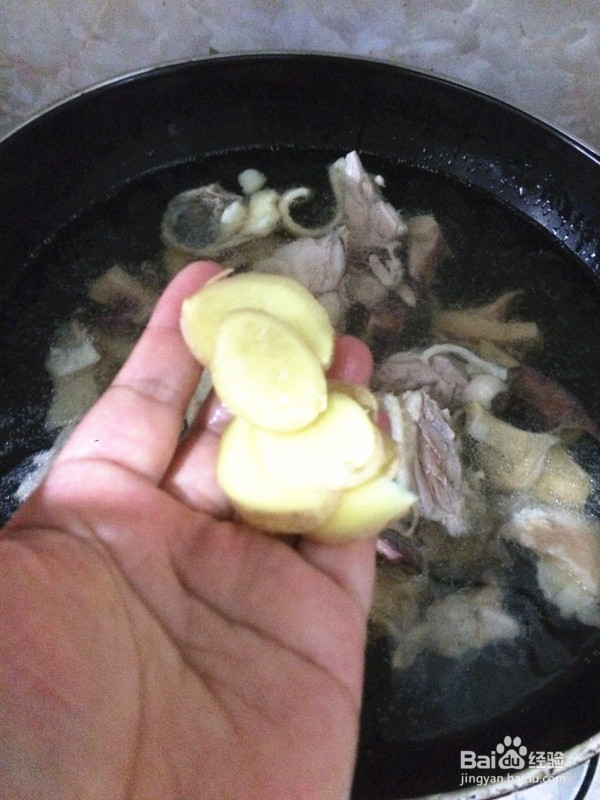 鱿鱼鸭肉煲的做法