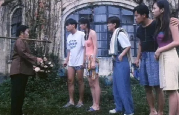 鬼屋里面的镜子里面有鬼可以拉人进去，这样的剧情出现在哪部鬼片中