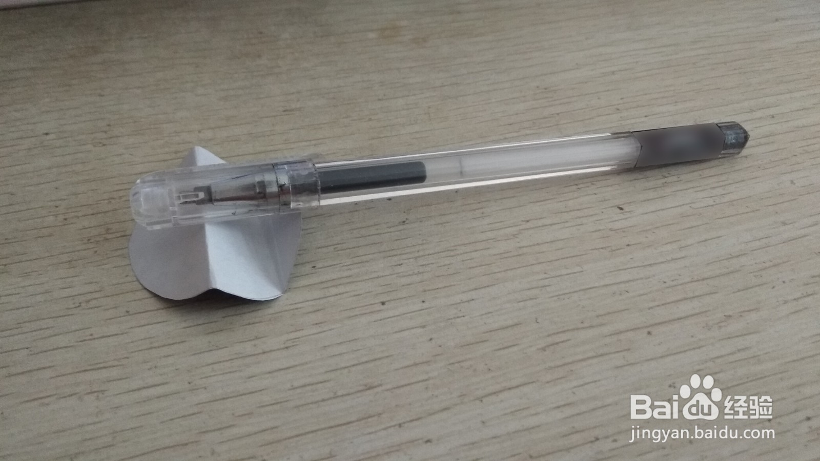 如何用一个圆形纸做中性笔的简易支架