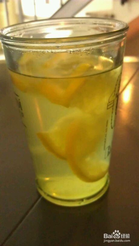 女人怎样在生活中保养自己，柠檬就可以哦。