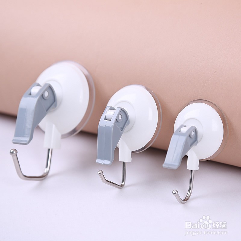 如何让吸盘挂钩更牢固的吸在墙面上
