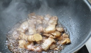 五花肉芋头焖饭的做法