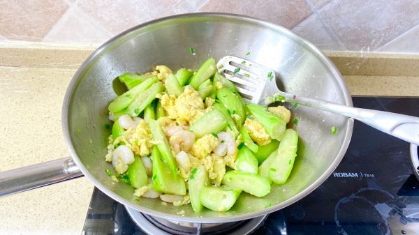 丝瓜炒鸡蛋虾仁